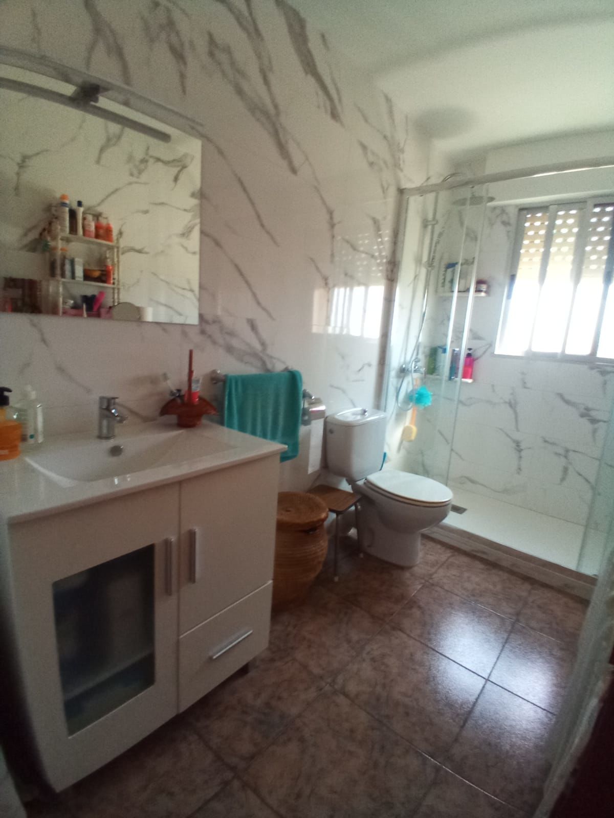 Por 240000€  este amplio chalet !!