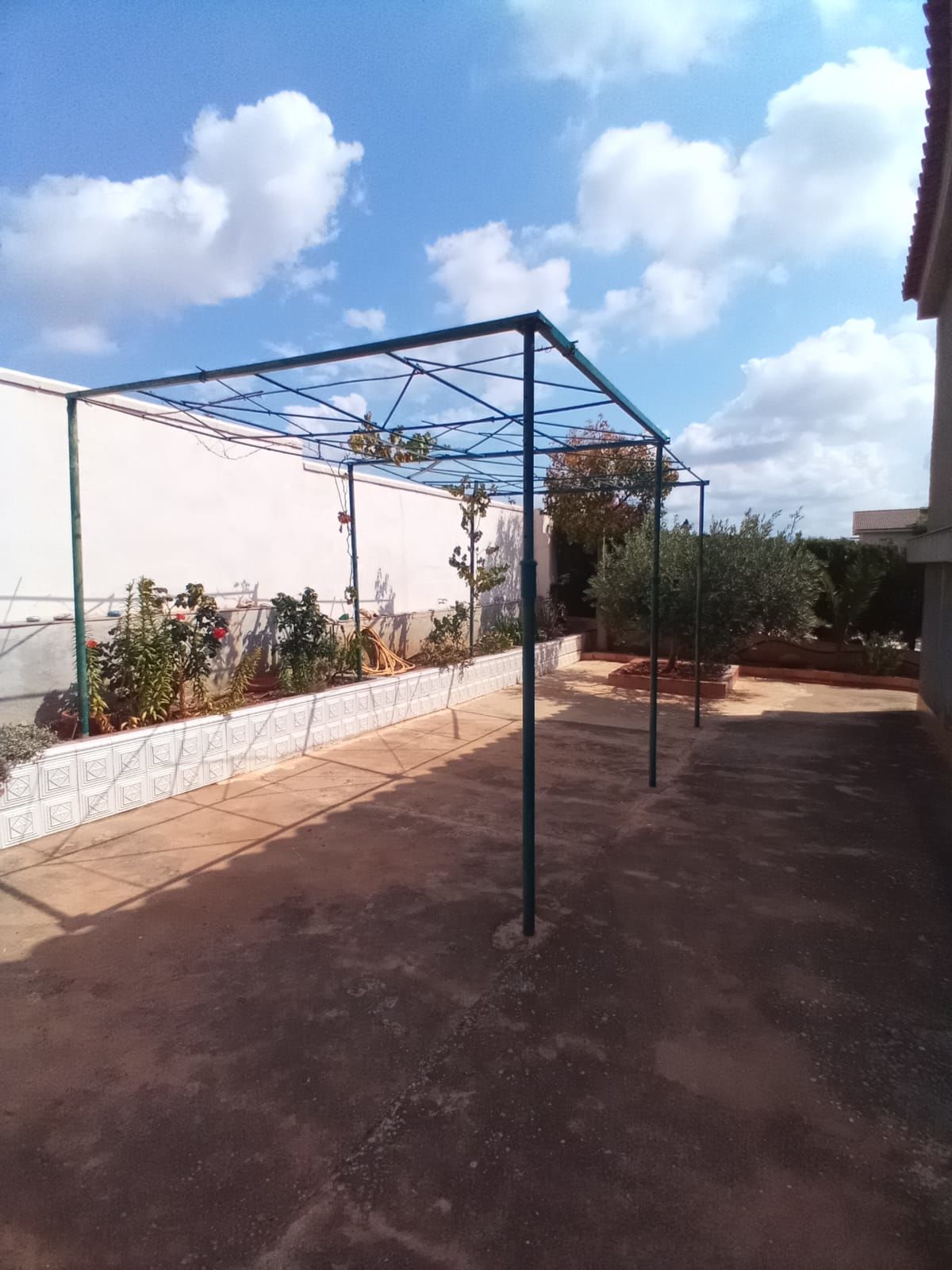 Por 240000€  este amplio chalet !!