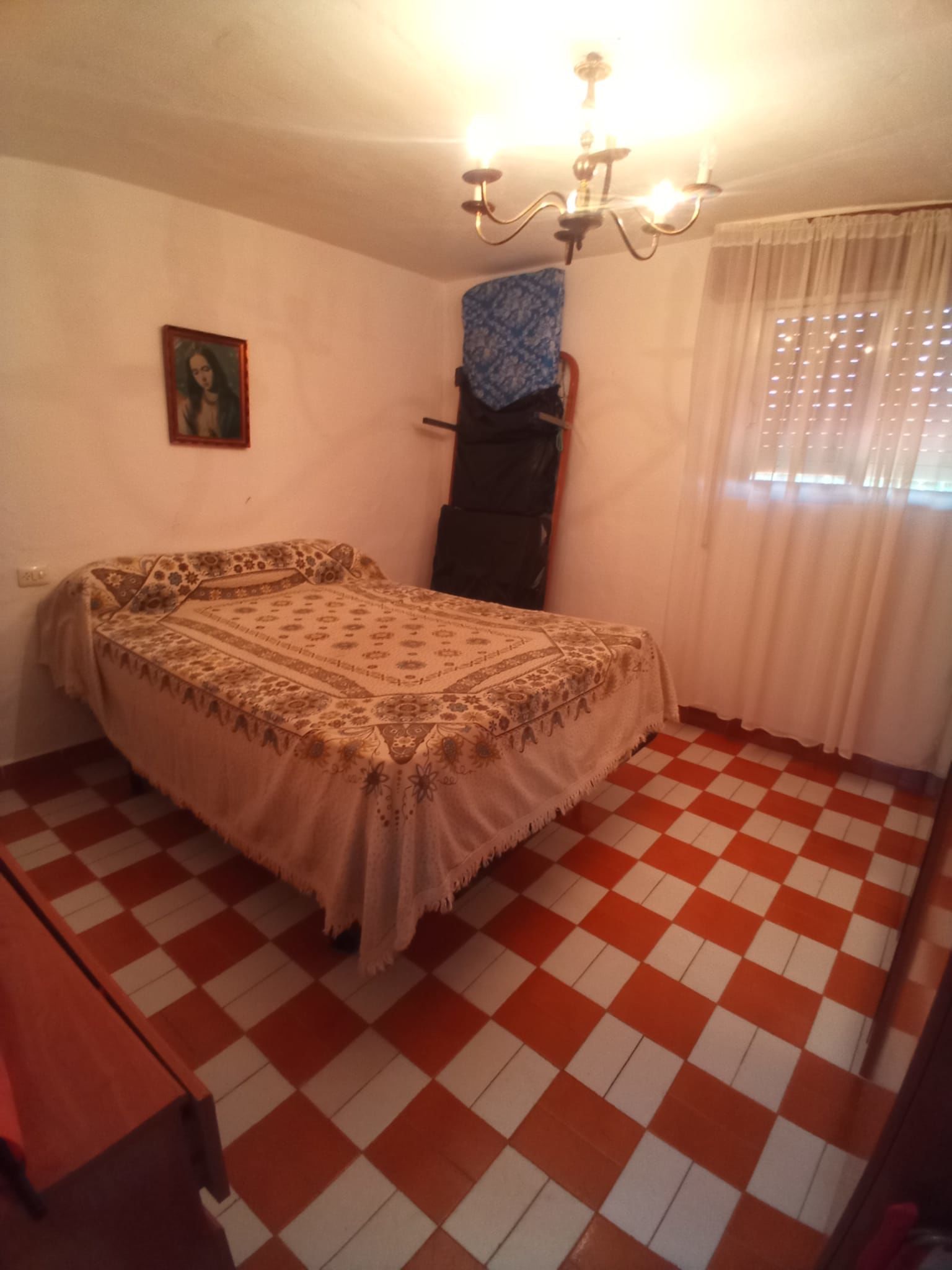 Por 240000€  este amplio chalet !!